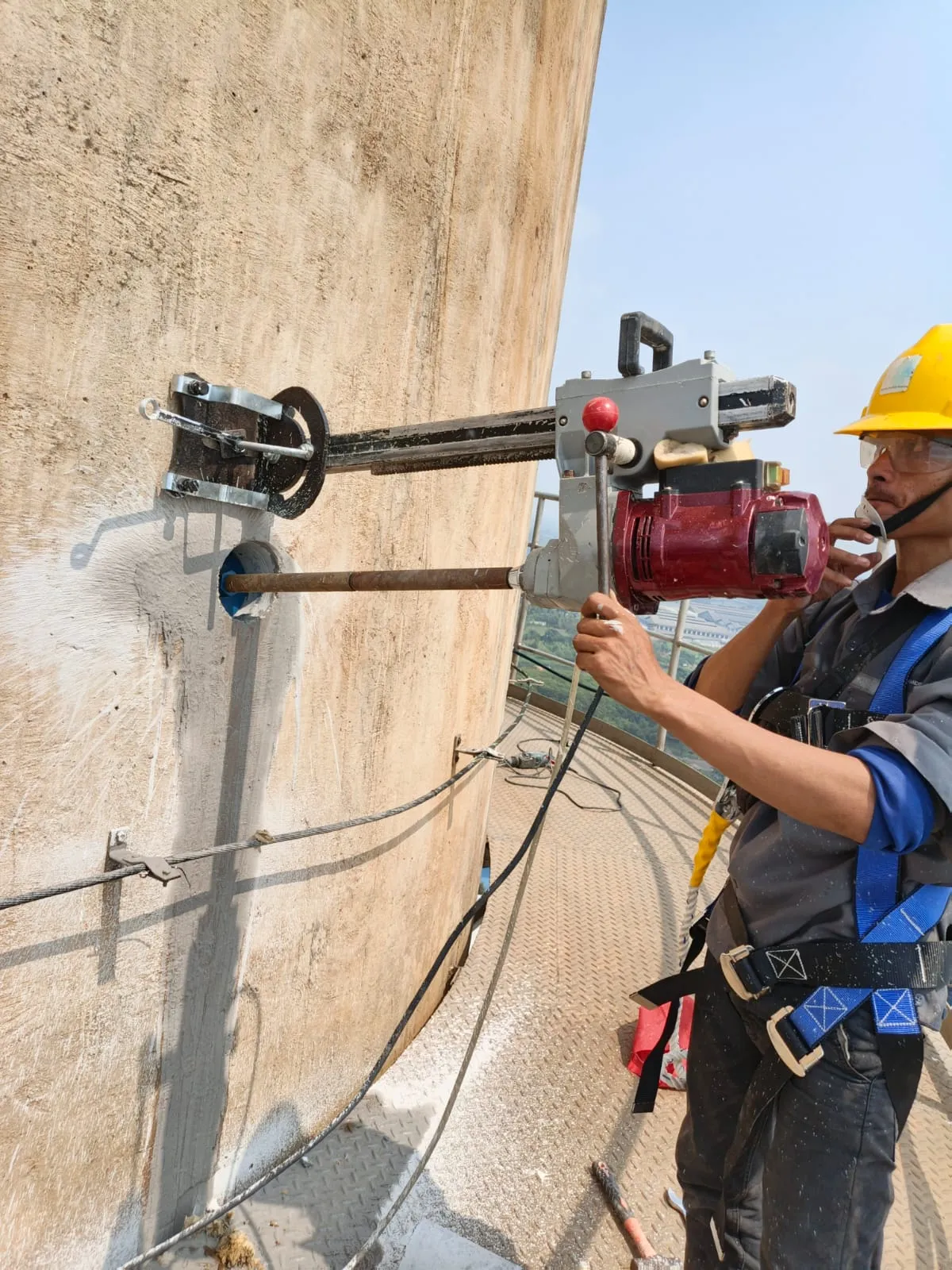 Tantangan Ekstrem: Ahli Coring Beton 5 Inci pada Cerobong Asap Setinggi 80 Meter